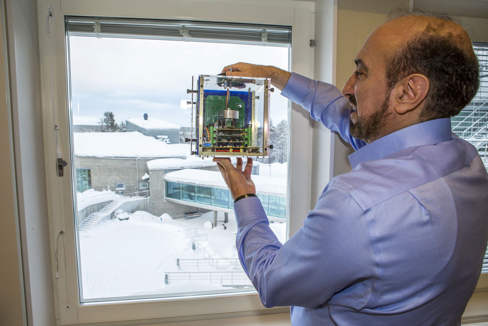Reza Emami, professor i rymdtekniska system, håller i en cubesat