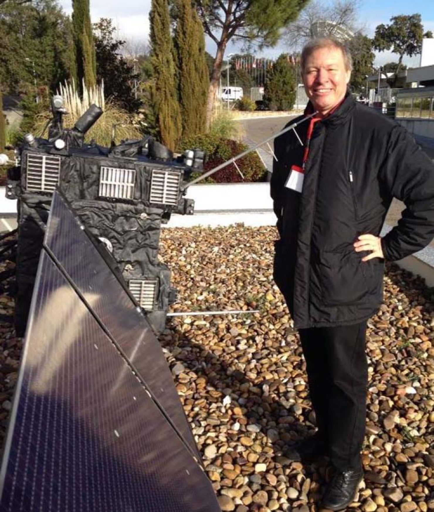 Anders Eriksson vid LAP-bommarna på Rosettamodellen.