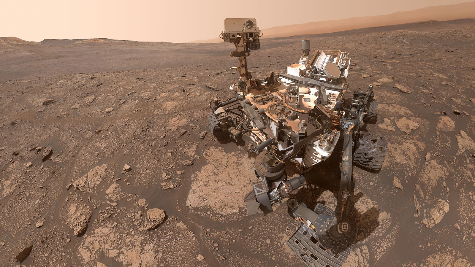 En robotbil som fotar sig själv på Mars.