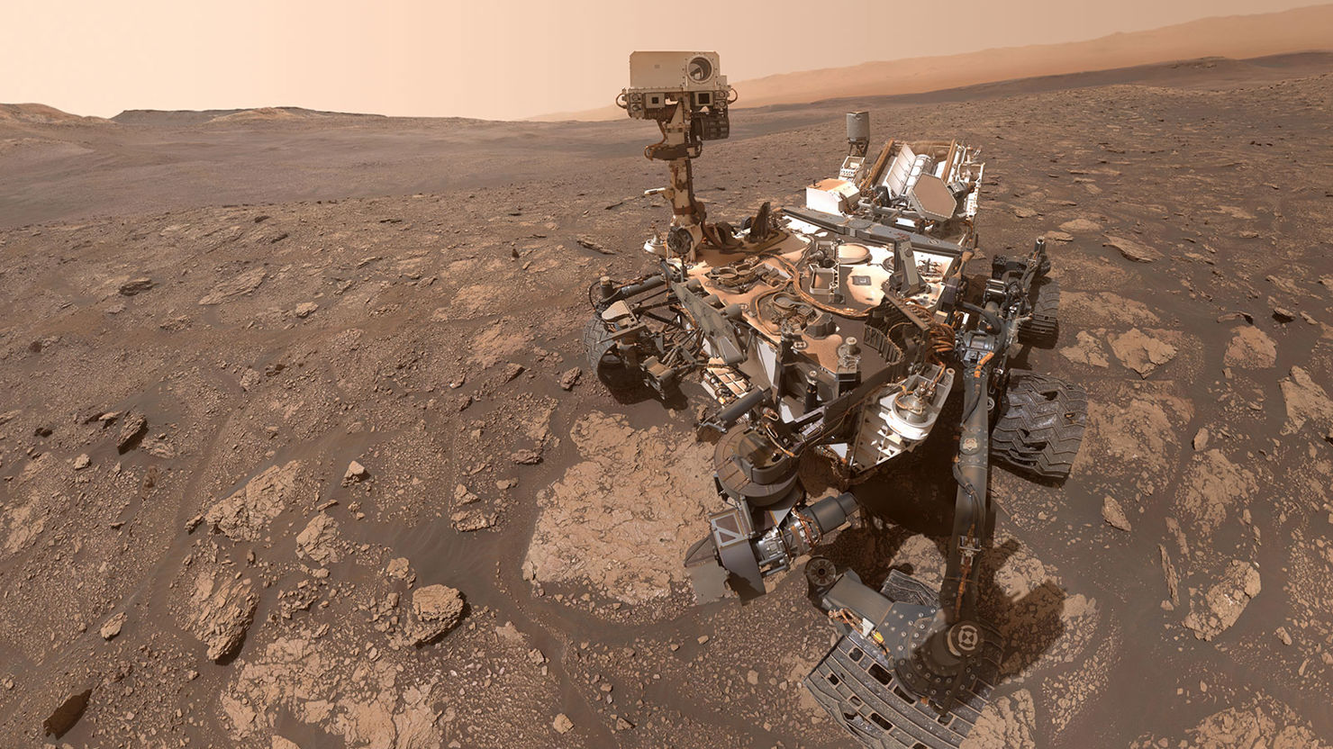 En robotbil som fotar sig själv på Mars.