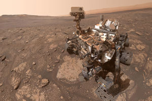 Curiosity selfie.jpg En robotbil som fotar sig själv på Mars.