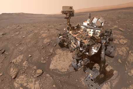 Curiosity selfie.jpg En robotbil som fotar sig själv på Mars.