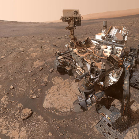 Curiosity selfie.jpg En robotbil som fotar sig själv på Mars.