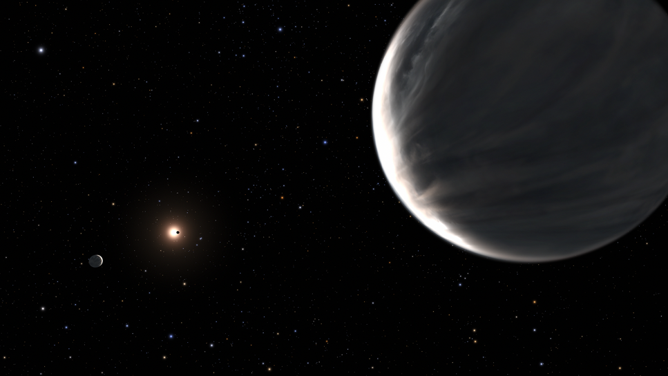 Illustration som visar Kepler -138 d I förgrunden. Till vänster finns planeten Kepler-138 c och i bakgrunden planeten Kepler 138 b som syns i siluett mot sin stjärna.