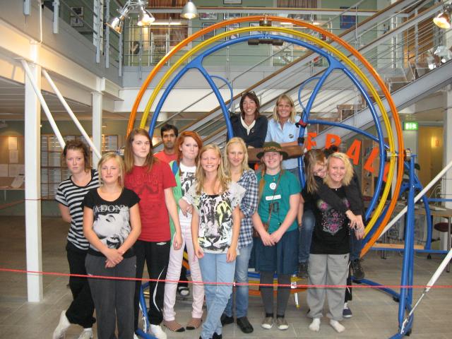 Tjejerna framför spaceball