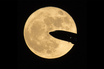 Månen med flygplan