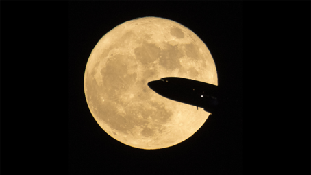 Månen med flygplan