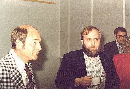 Ron evans hälsar på hos rymdbolaget 1976