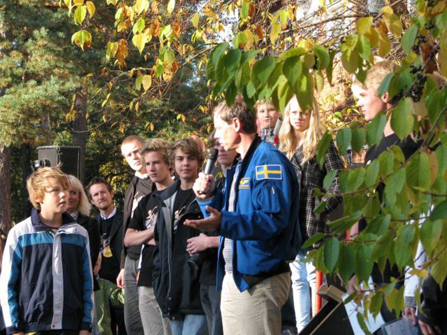 Christer står bland vinnarpojkarna och svarar på Johans fråga.