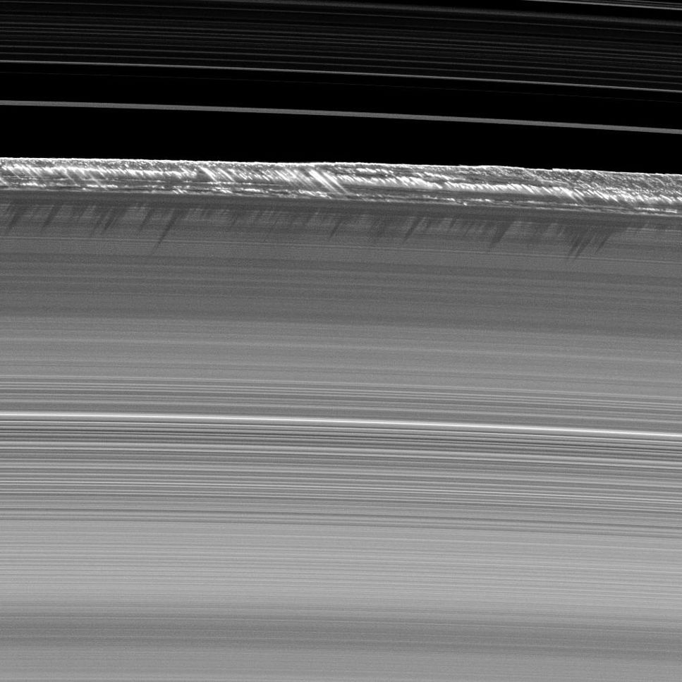 Vita toppar på Saturnus ringar.