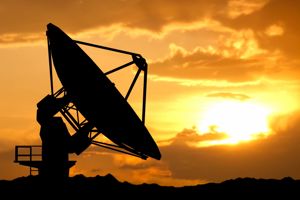 Radar_antenna.jpg En radarantenn i motljus