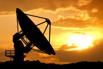 Radar_antenna.jpg En radarantenn i motljus