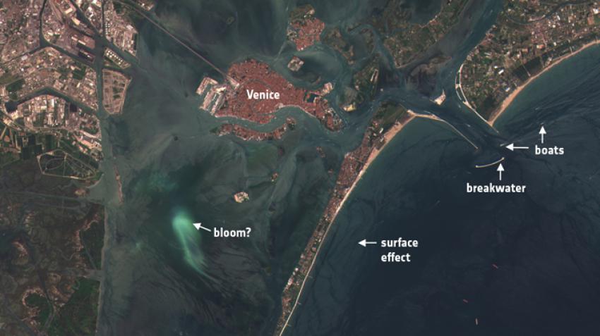 Satellitbild över Venedig och det vatten som omger staden. 