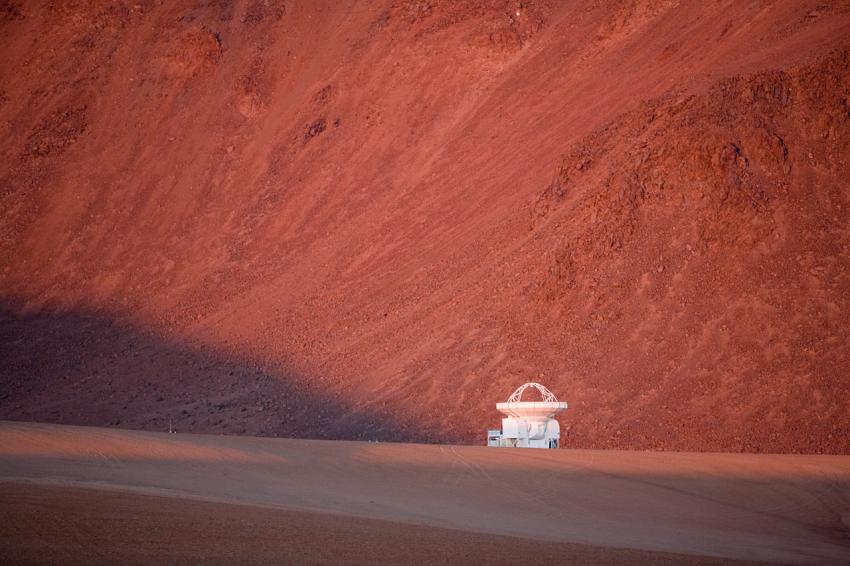 Teleskopet APEX, Atacama Pathfinder Experiment, i Atacamaöknen, Chile.