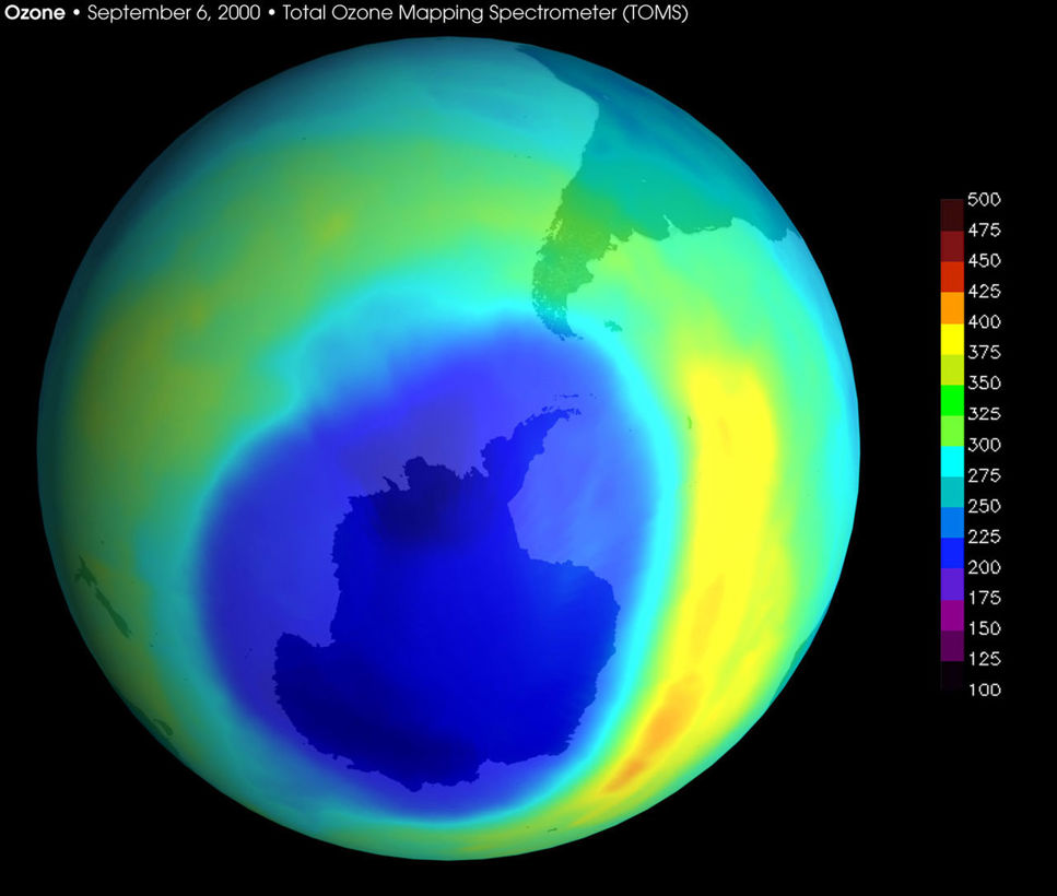 Ozonhålet, det blå området, över Antarktis i september 2000. Det största som någonsin registrerats.