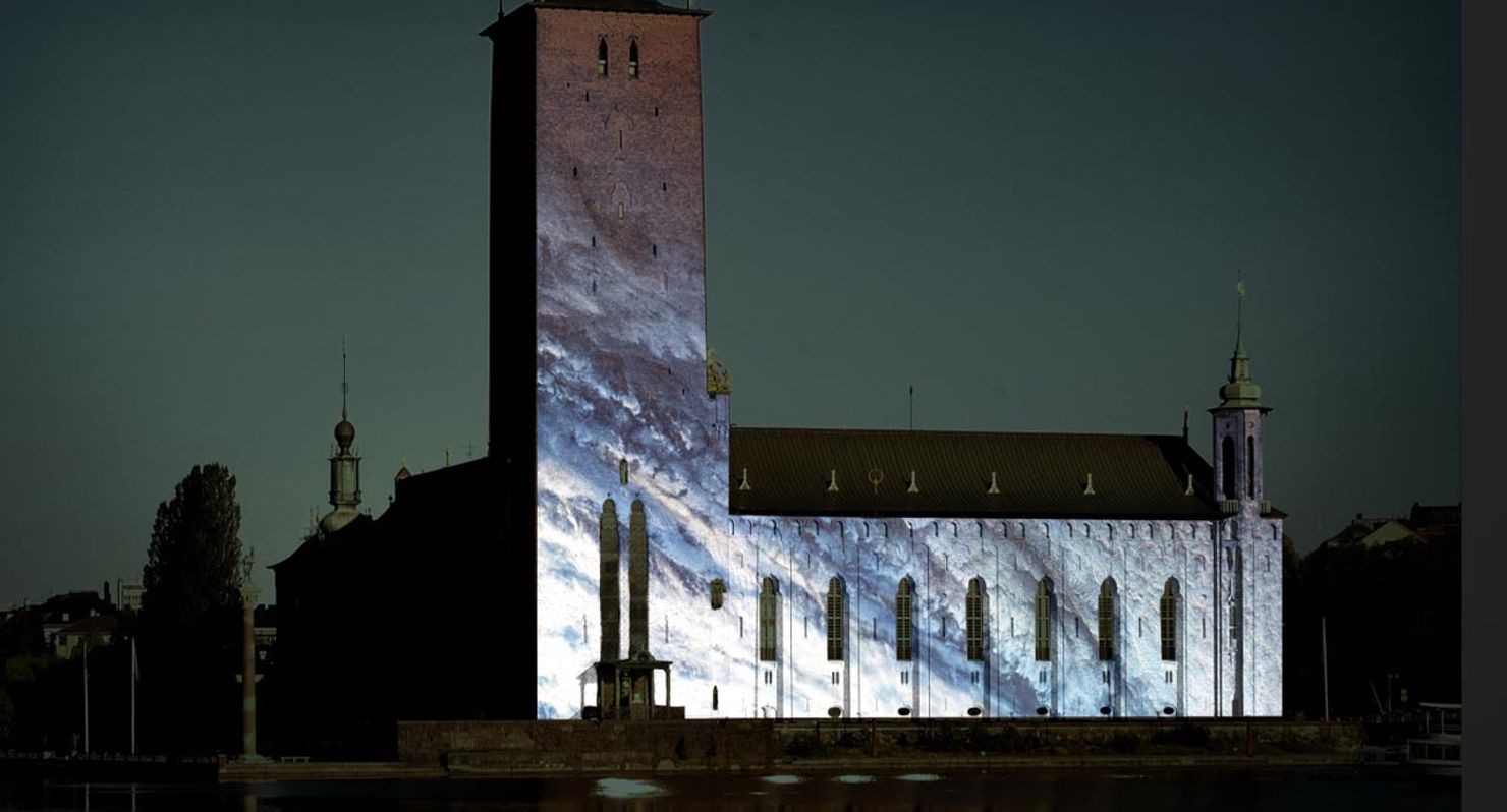 Stadshuset upplyst med videoprojektioner för att uppmärksamma årets Nobelpris i fysik.