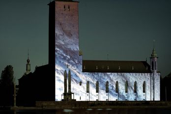 Stadshuset upplyst med videoprojektioner för att uppmärksamma årets Nobelpris i fysik.