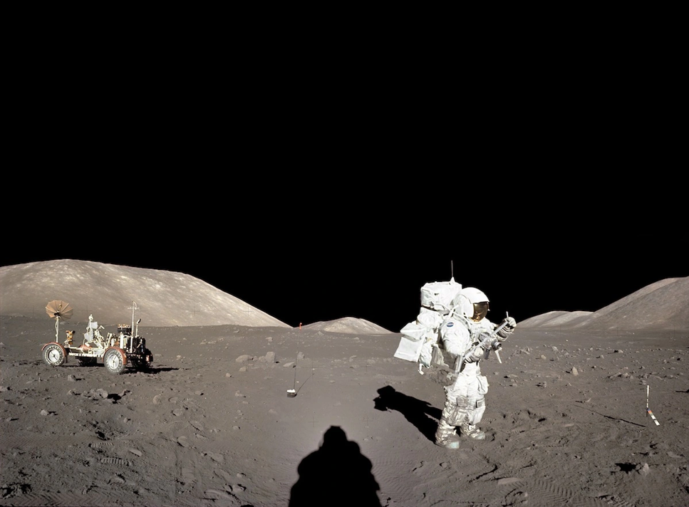 Apollo 17-astronauten Jack Schmitt står på månens yta. I bakgrunden syns den rover astronauterna hade med sig.