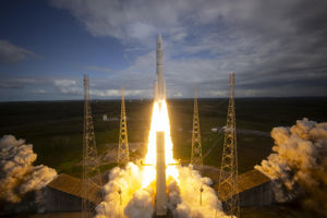 Ariane_6_defies_gravity_in_breathtaking_first_flight.jpg En raket lyfter mot himlen.