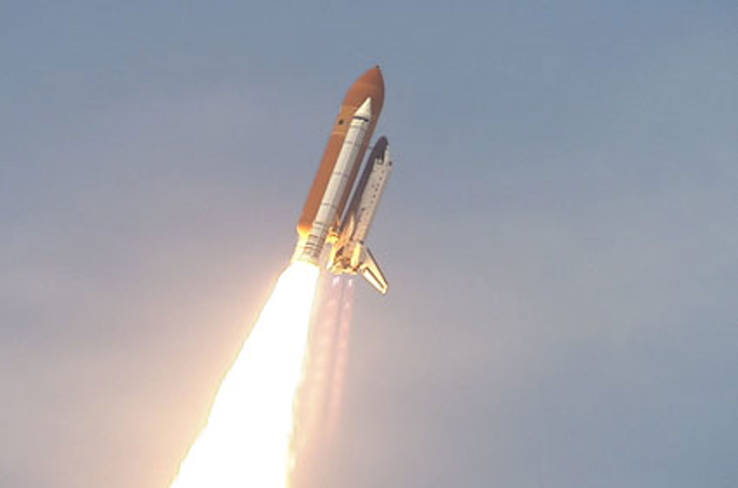 Bild på en rymdfärja efter start (STS-125)