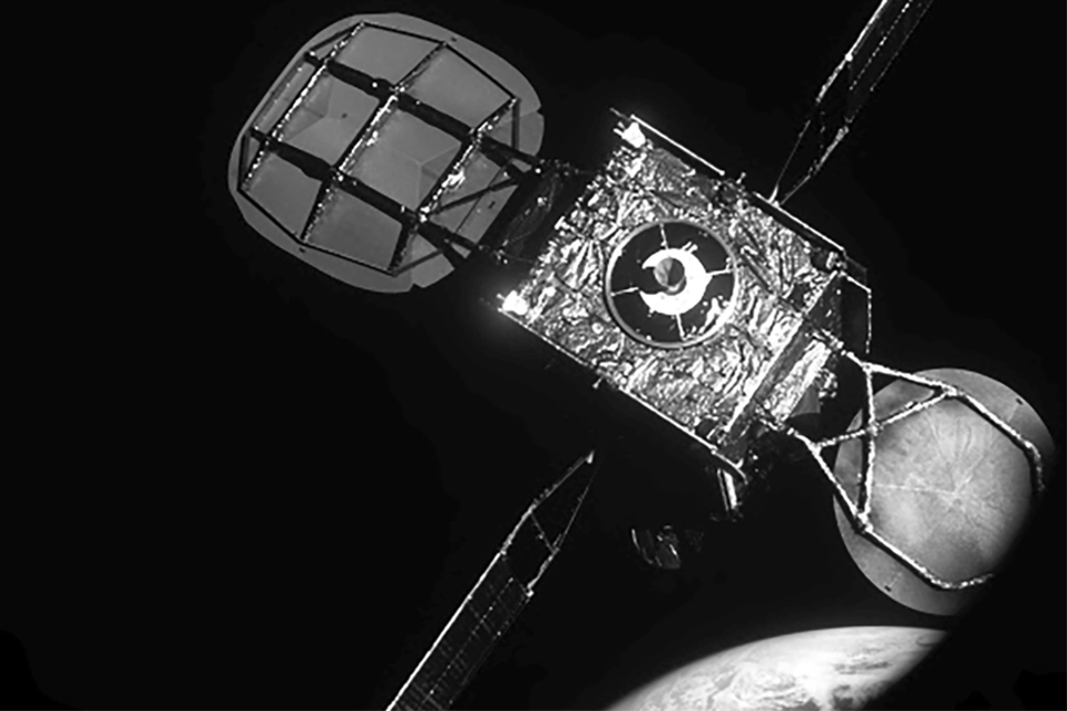 En satellit återupplivar en annan - Nytt sätt att minska rymdskrot