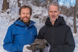 upphittarna_large (1).jpg Två män håller i en meteorit.