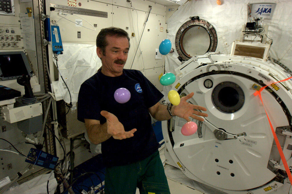  Chris Hadfield  jonglerar ombord på ISS