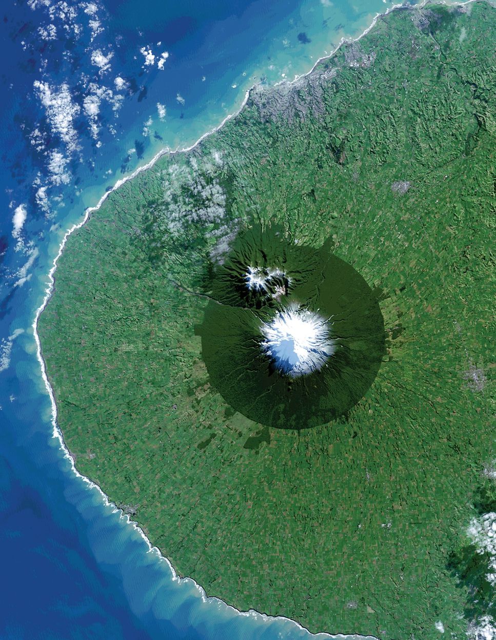 Bilden är tagen av satelliten Landsat 8, den 3 juli 2014 och visar Egmont National Park i Nya Zeeland. I mitten ser vi  den sovande vulkanen Mount Taranaki. 