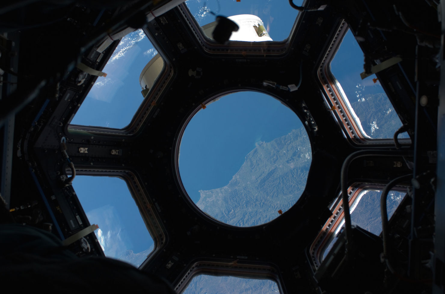 Se dig omkring i 360 grader på den internationella rymdstationen.