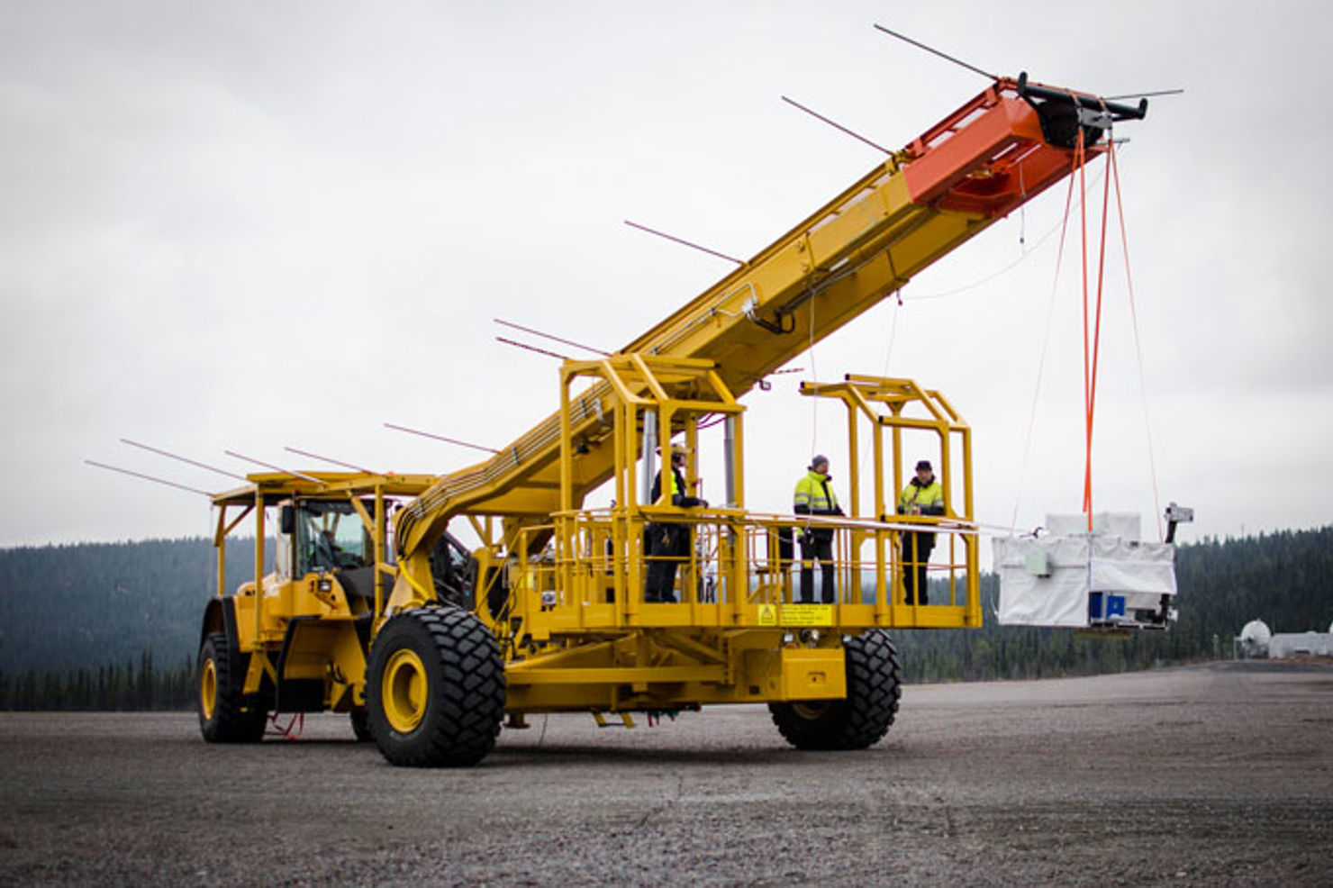 bexus_1.jpg Gondolen med studentexperiment och kommunikationsutrustning på väg till sista kontrollen inför flygning av Bexus-19