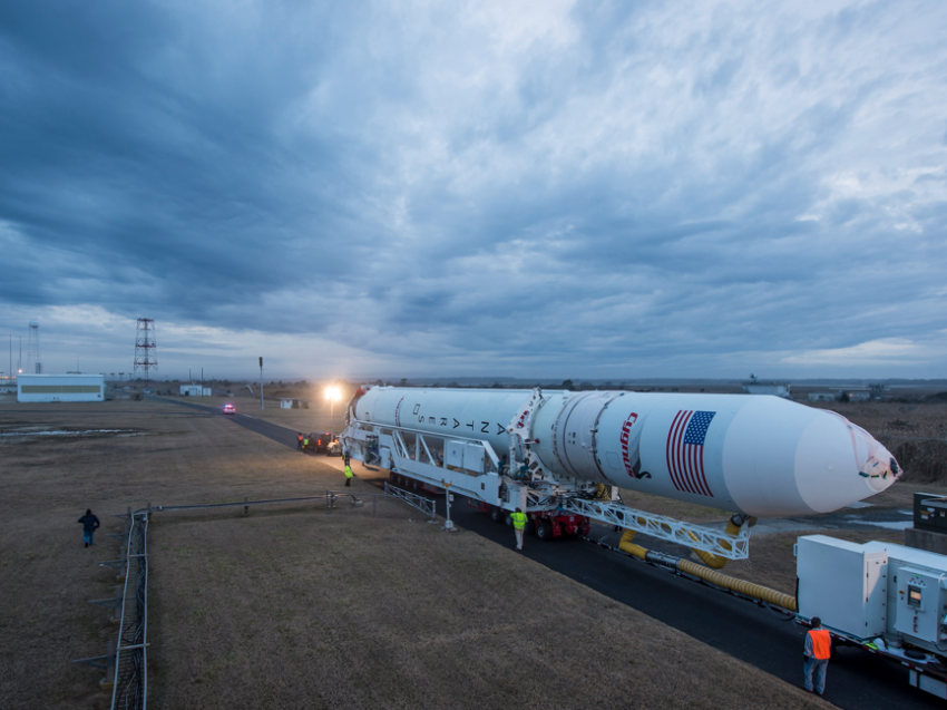 Raketen Antares rullas ut till startplattan på Wallops Flight Facility i Virginia.