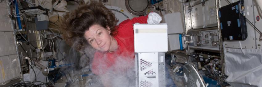 Cady Coleman utför experiment på rymdstationen.