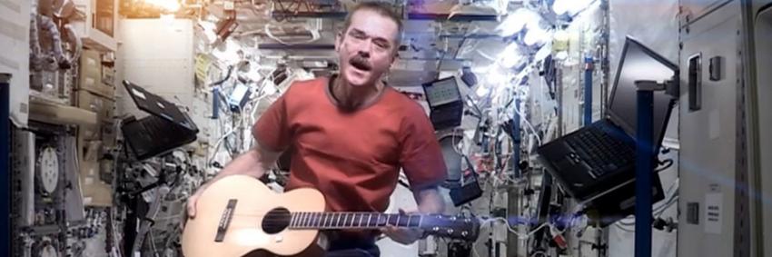 Chris Hadfield spelade in en musikvideo på rymdstationen.