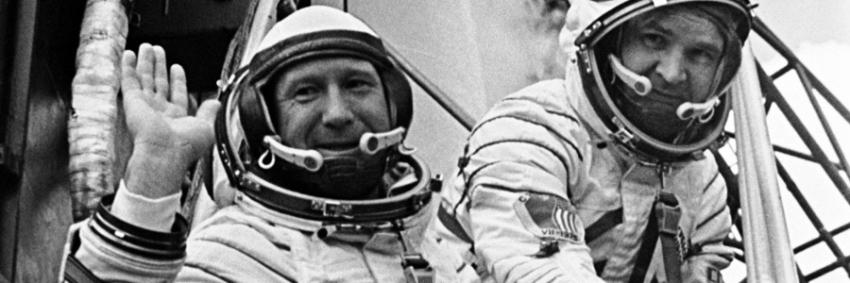 Leonov (till vänster) vinkar innan han kliver ombord på rymdfärjan.