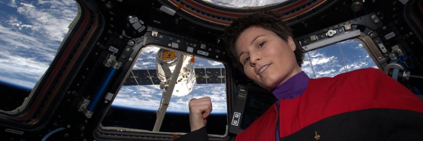 Samantha Cristoforetti ser när en Dragon-kapsel närmar sig rymdstationen.