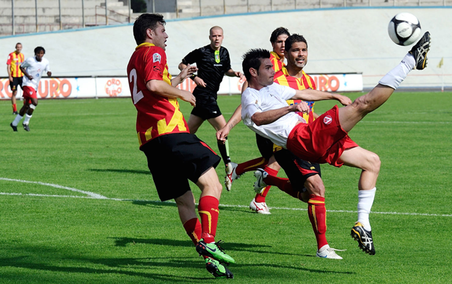 Via satelliter kan mindre fotbollsklubbar i Italien nu sända sina matcher.