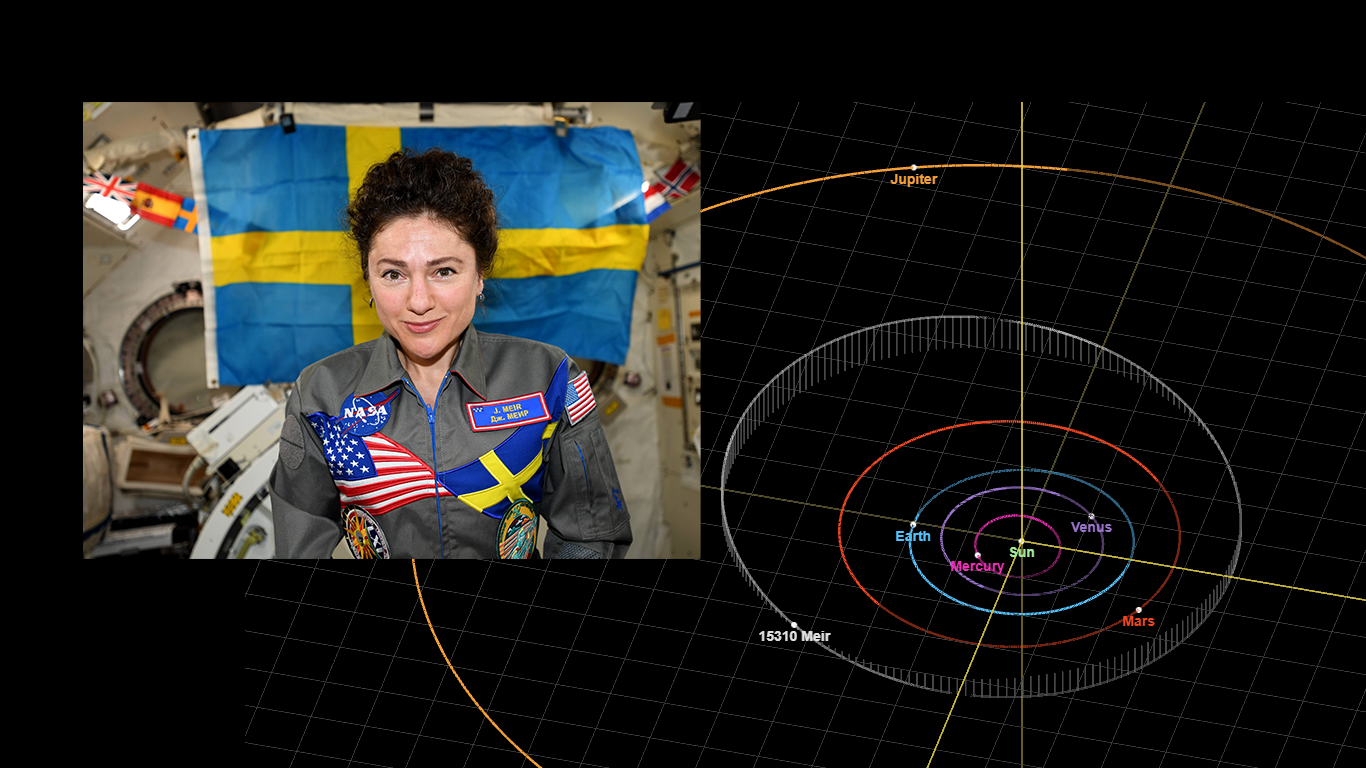 En kvinna som ler mot kameran i rymddräkt