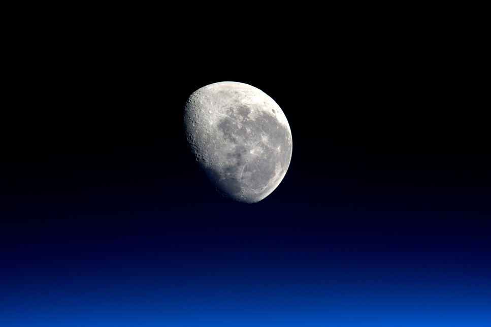 Månen i rymden