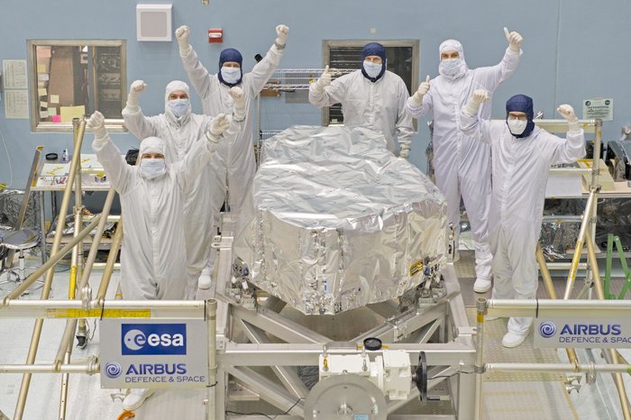 Så här entusiastisk kan man se ut i rymdbranschen när man firar en viktig milstolpe i ett projekt och närmar sig målet.