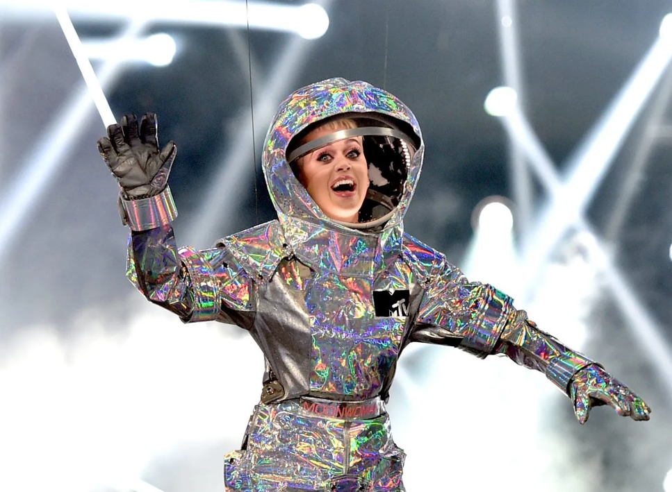 Katy Perry i en låtsas rymddräkt över en scen
