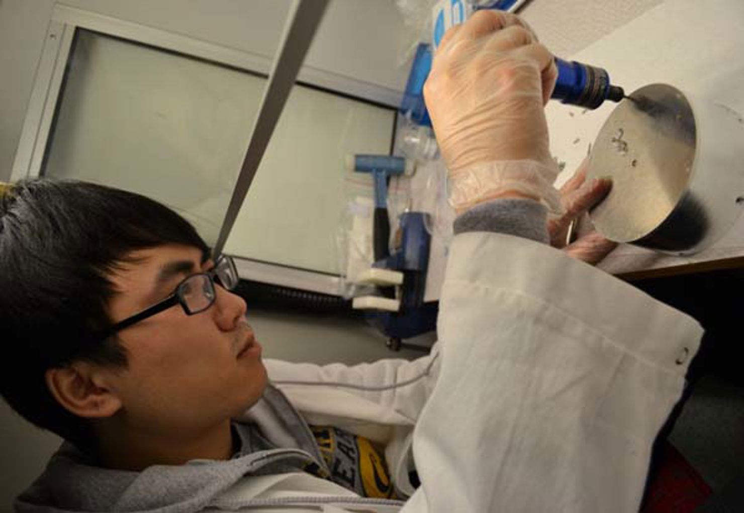 Wenji som monterar basplattan på en av FFU:erna.