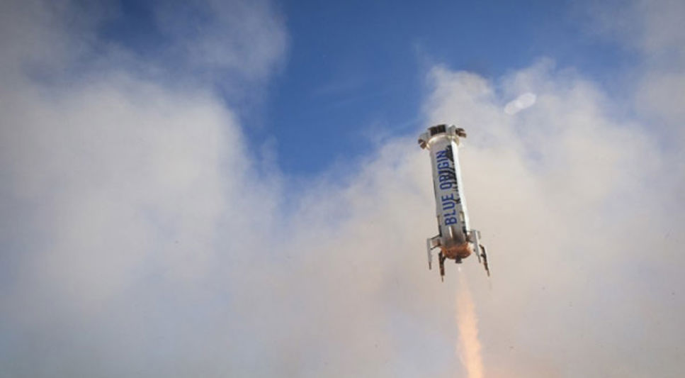 Blue Origins raket New Shepard gör en lyckad uppsändning och landar sedan upprätt.