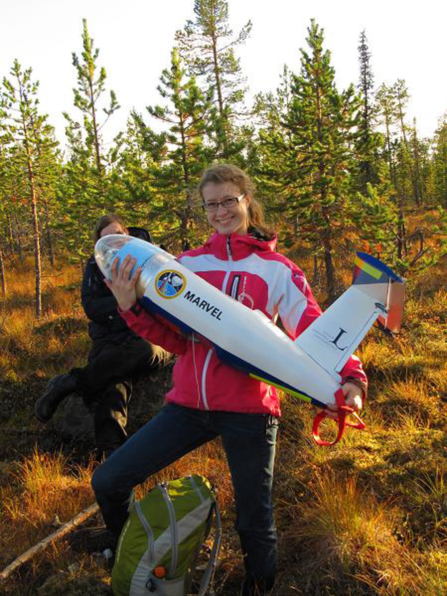 Sara Powell bär Marvel efter ett den landat i skogen.