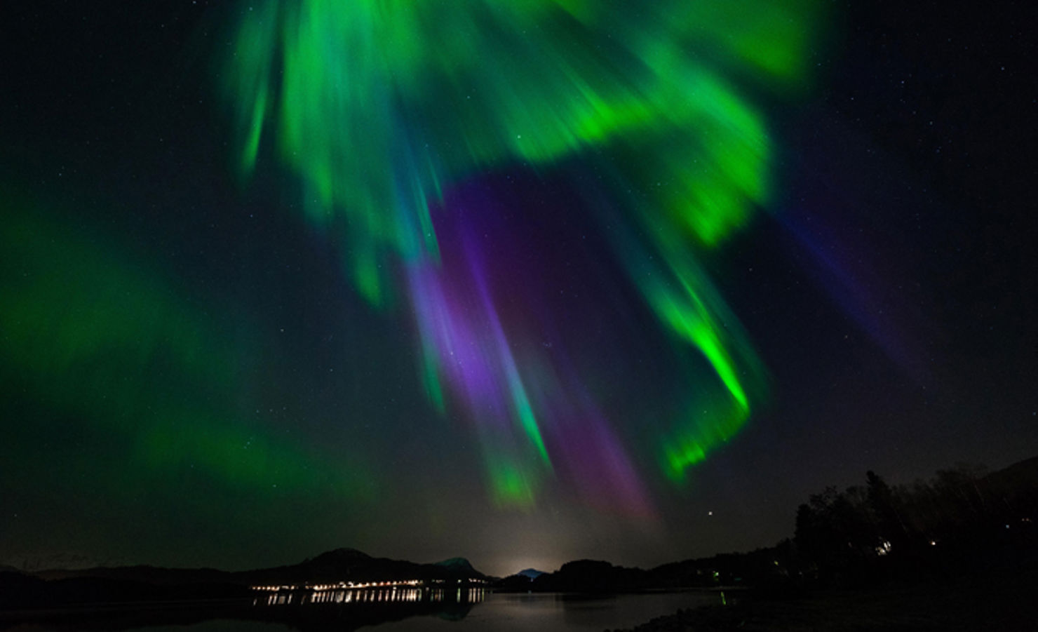 Vackert norrsken på natthimlen.