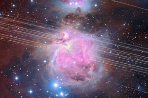 StarlinkOrion_Abolfath_960.jpg Bilden visar när Starlink-satelliterna passerar över Orion och reflekterar solljus tillbaka mot jorden.