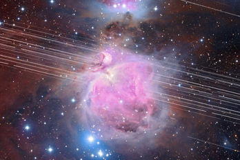 Bilden visar när Starlink-satelliterna passerar över Orion och reflekterar solljus tillbaka mot jorden.