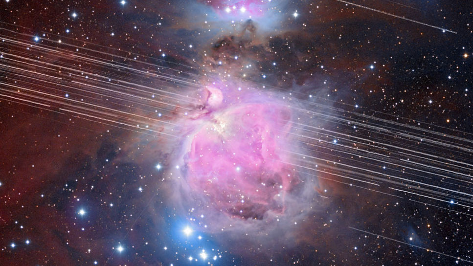 Bilden visar när Starlink-satelliterna passerar över Orion och reflekterar solljus tillbaka mot jorden.