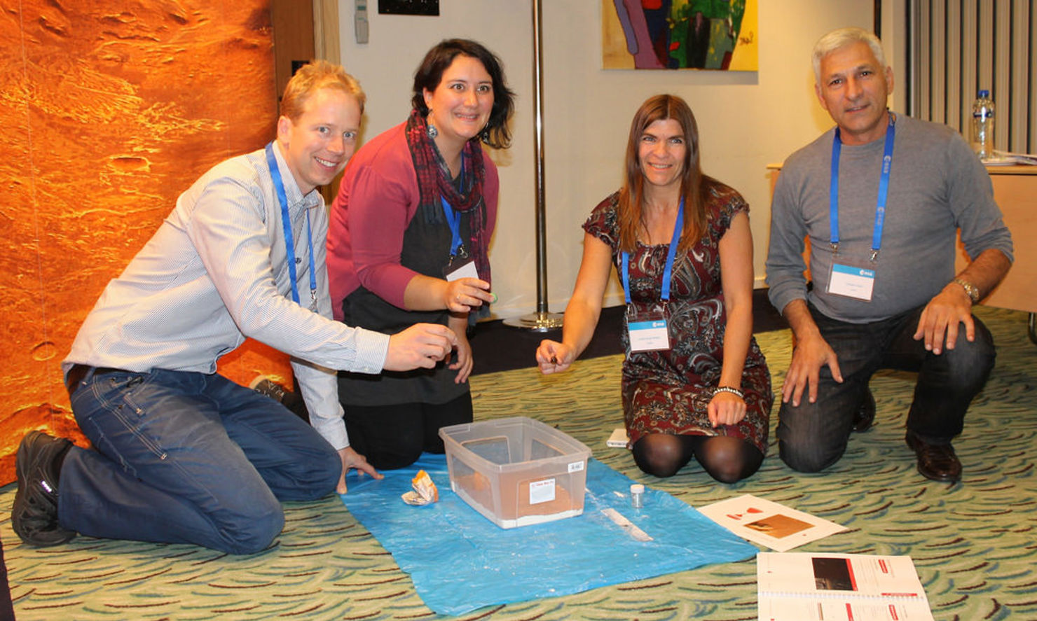 30112974866_7231cb94f7_b.jpg Håkan Malmsköld och Susanne Grusell Wallgren undersöker kraterformationer genom olika typer av meteoritnedslag tillsammans med två lärare från Grekland.