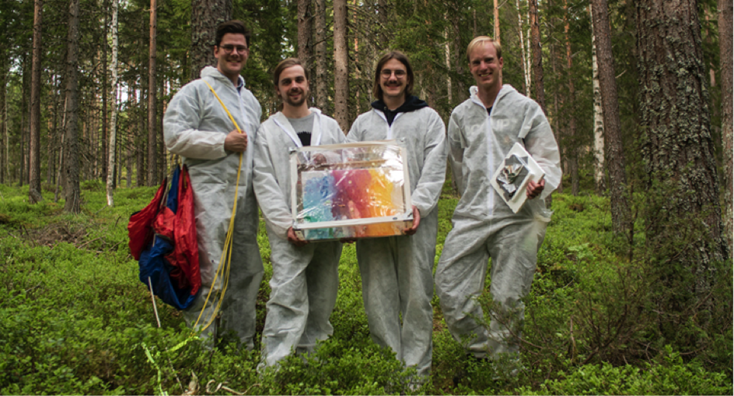 Studenterna Ivo och Hannes (i mitten) lät rymden måla en tavla i projektet Art by Space.