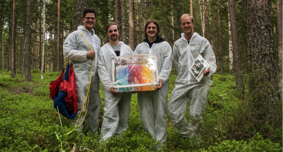 Studenterna Ivo och Hannes (i mitten) lät rymden måla en tavla i projektet Art by Space.
